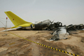 スーダンの首都ハルツーム（Khartoum）の空港で、前夜に着陸時に炎上したスーダン航空（Sudan Airways）の旅客機（2008年6月11日撮影）。(c)AFP/ISAM AL-HAJ