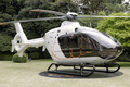 2008年4月12日、東京のフランス大使館で公開されたユーロコプター（Eurocopter）のヘリ「EC135」。エルメス（Hermes）がデザインを手がけた。(c)AFP/Yoshikazu TSUNO