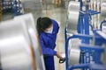防護服用の素材を生産する中国・南通の繊維工場の様子（2020年2月3日撮影、資料写真）。(c)AFP
