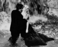 映画『甘い生活（La Dolce Vita）』、トレビの泉での有名なシーンを撮影するスウェーデン人女優アニタ・エクバーグ（右）とイタリア人俳優マルチェロ・マストロヤンニ（1960年1月1日撮影）。(c)AFP
