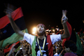 リビア東部ベンガジ（Benghazi）で、反体制派による首都トリポリ（Tripoli）制圧と、最高指導者ムアマル・カダフィ（Moamer Kadhafi）大佐の次男、セイフイスラム・カダフィ（Saif al-Islam Kadhafi）氏の拘束を喜ぶ市民ら（2011年8月21日撮影）。(c)AFP/GIANLUIGI GUERCIA

&lt;a href=&quot;http://www.afpbb.com/article/war-unrest/2821545/7664466&quot;&gt;&lt;b&gt;本文を読む&lt;/b&gt;&lt;/a&gt;