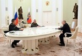 ロシア大統領府で会見したウラジーミル・プーチン大統領（右）、セルゲイ・ショイグ国防相（中央）と中国の李尚福国防相（2023年4月16日撮影、資料写真）。(c)Pavel BEDNYAKOV / SPUTNIK / AFP