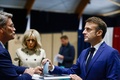 フランスのエマニュエル・マクロン大統領。北部ルトゥケの国民議会選挙第1回投票の投票所で（2024年6月30日撮影）。(c)Yara Nardi / POOL / AFP