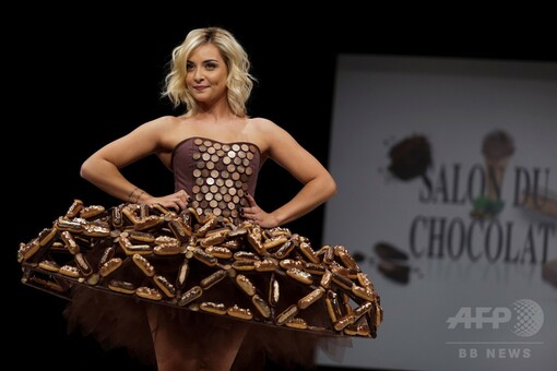 仏パリで、チョコレートドレスのファッションショー 写真17枚 国際
