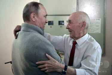 プーチン大統領、KGB時代の上司と再会 90歳の誕生日を祝す 写真3枚