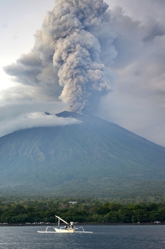 バリ島のアグン山、大規模噴火の恐れも 専門家