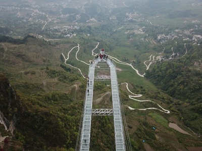 恐怖？の空中散歩、世界最長の張り出し型ガラス回廊 中国・貴州省