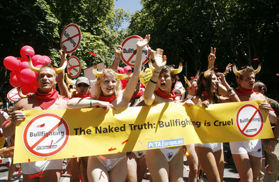 動物愛護団体PETA、スペインの牛追い祭に抗議