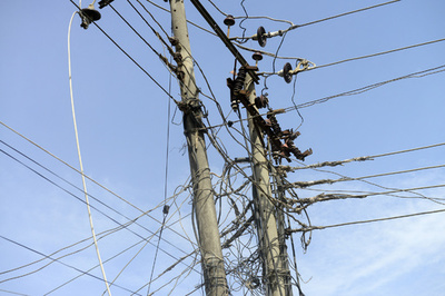 電柱の上で筋トレ、数万世帯で停電 中国