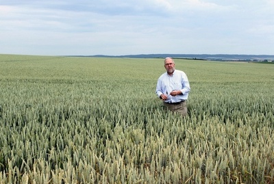 無人トラクターが耕すハイテク農場 最先端の「精密農業」 ドイツ