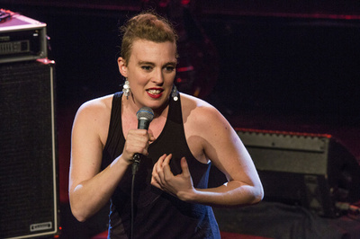 教会のステージ上で歌手が死亡、感電死か フランス