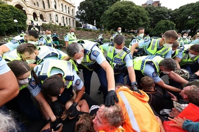 NZの反コロナ規制デモ、警官と小競り合い