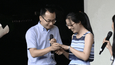 中国の博士学位取得者 卒業式で自作のコンクリート製指輪でプロポーズ