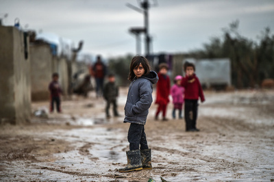 たたずむ少女のその目には