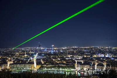 夜空に緑のレーザー光線、目的は？フランス・リヨン