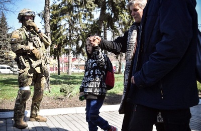 ロシア支配下の町で学校再開 ウクライナ東部