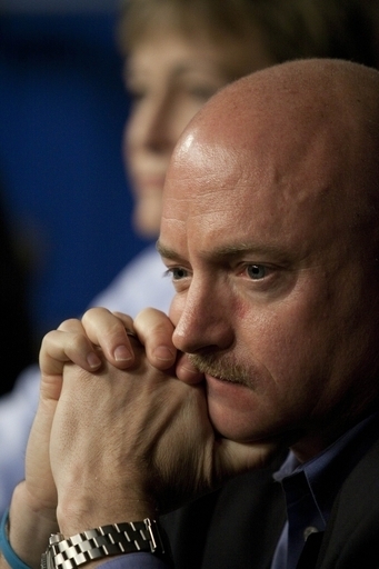 重傷のギフォーズ米議員の夫、シャトル搭乗で宇宙へ