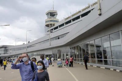 10代少年、飛行機の車輪格納部に潜んで生還？ナイジェリア