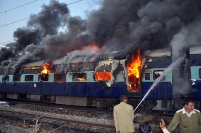 インド求職者18人、列車の屋根に乗り死亡