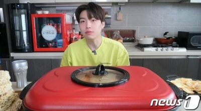 月収700万円前後「食べる放送」韓国ユーチューバー、元交際相手への暴行容疑で逮捕