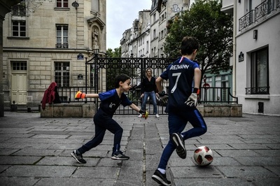 仏のコロナ死者、2万5000人超える 首相は封鎖解除計画を擁護