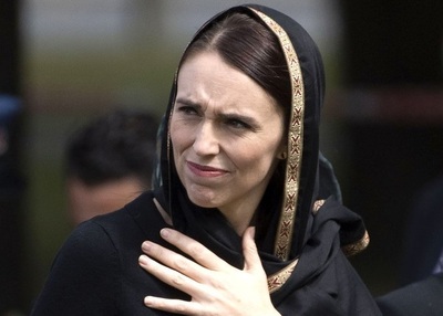 NZ首相、財布忘れた子連れ女性の代わりに支払い 称賛集まる