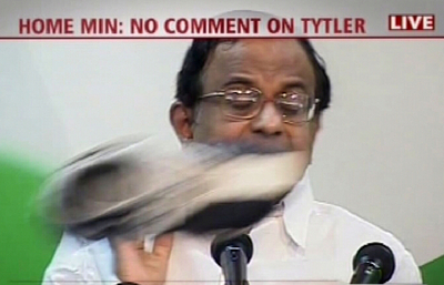 インドでも記者が「靴投げ」抗議