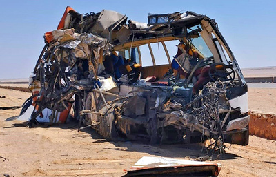エジプト、バス事故で25人死亡 駐車中のトラックと衝突