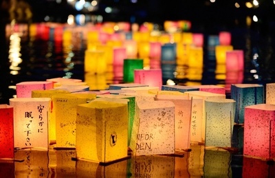 原爆の日の広島、灯籠流しで犠牲者を慰霊