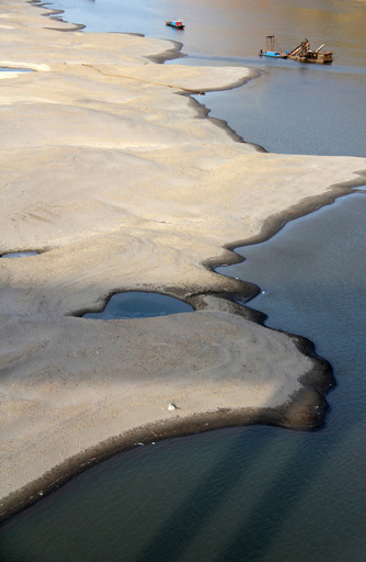漢江の川床が露出、乾期の十堰市