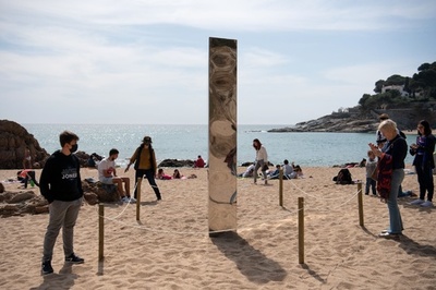 スペインのビーチにも…謎の「モノリス」