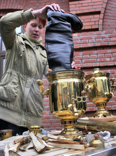 ロシアの伝統茶器「サモワール」の祭り、身も心もあったかに