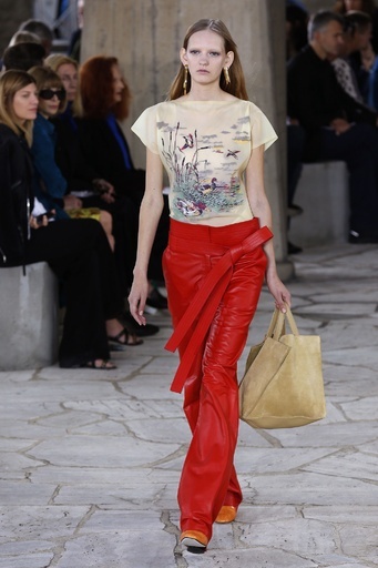 ジョナサン・アンダーソンによる初コレクション、「ロエベ」15年春夏