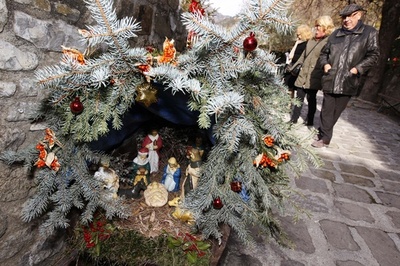 村の路地彩るキリスト降誕の再現模型 仏リュセラム