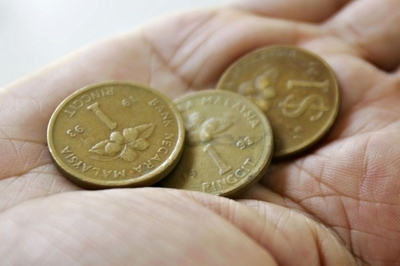 高速にコイン散乱、運転手殺到で大渋滞 マレーシア