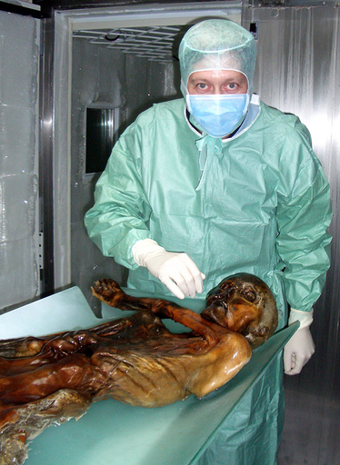 5100歳のミイラ、背中に矢を受けて流血死したことが判明