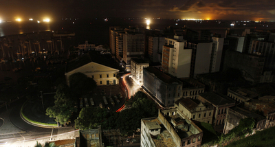 暗闇に包まれるブラジルの街、変電設備故障で大規模停電