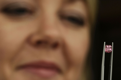 100万ドルの輝き、1.32カラットのピンクダイヤに注目