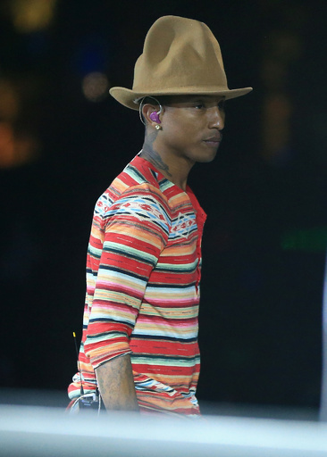 「不機嫌ネコ」帽子はファレル・ウィリアムスをイメージ？！