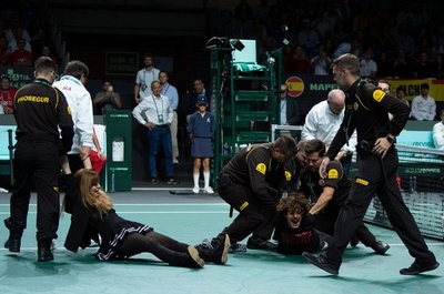 環境活動家がコートに侵入、デ杯の試合が一時中断