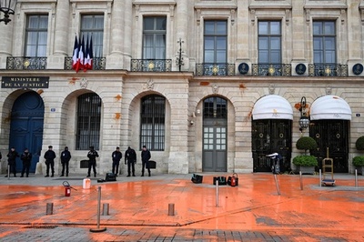 環境団体、高級ホテル・リッツ前にペンキ 仏パリ