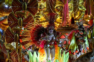 リオのカーニバル、パレード開幕 米アカデミー賞への期待で熱気上昇