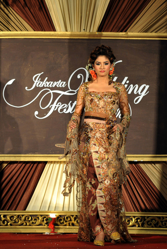 インドネシアで民族衣装ファッションショー