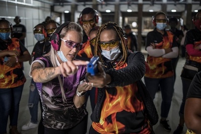 3時間に1人殺される、自衛のため銃を手にする女性たち 南ア