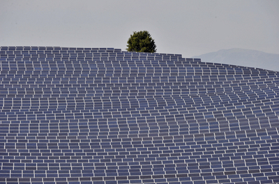 ソーラーパネル11万枚、フランス最大の太陽光発電所が稼働