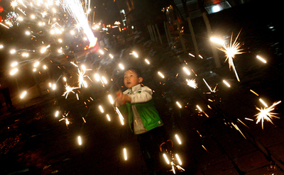 春節の花火で1人死亡、270人負傷 - 中国