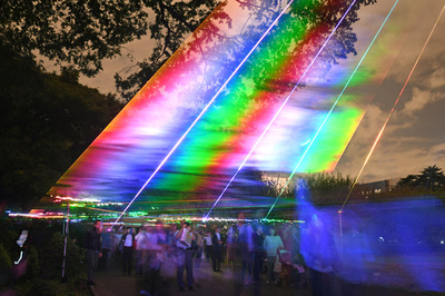 デジタル空間の夜の散歩道　東京・新宿御苑で夜間開放イベント