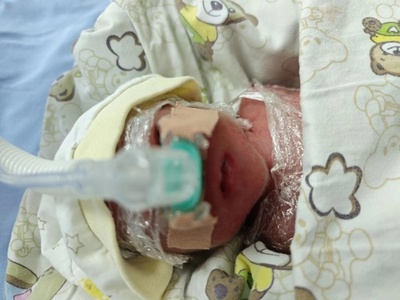 妊娠25週で旅客機内で突然の出産 新生児科看護師が介助  中国