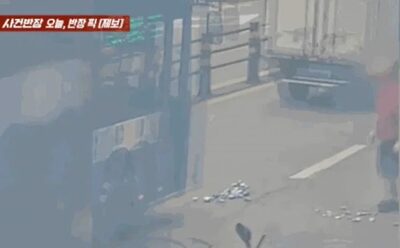 バスと車を“空き缶圧縮機”に使う危険な行為…韓国の高齢男性、道路に寄せ集めて手招き