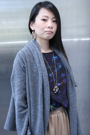 ＜ファッション業界の人々＞大ぶりビジューを全体のアクセントに